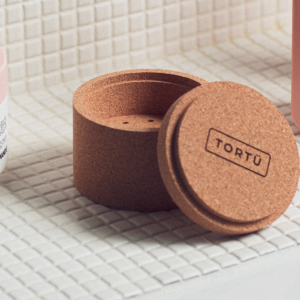 Je suis Primö, le gobelet de séchage en liège conçu par Tortü, une marque d'accessoires haut de gamme pour les porteurs d'appareils auditifs. I am Primö, the cork drying cup designed by Tortü, a high-end accessories brand for hearing aid users.